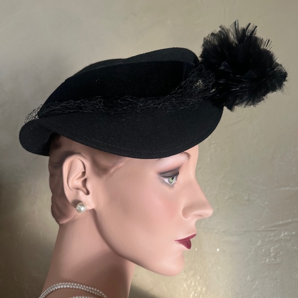UNIQUE 1940s BLACK FELT HAT WITH BLACK FEATHER  TRIM main image 10